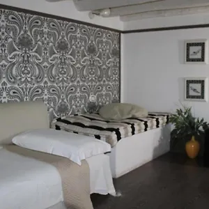 Degli Antiquari 2* Rome